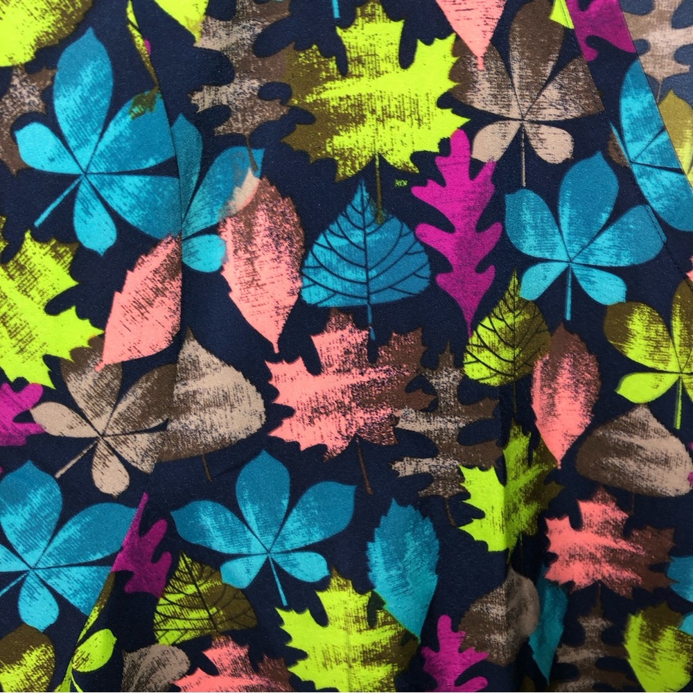 NWT Koi Basics multi color leaf pattern v neck short sleeve scrub top - Picture 2 of 10